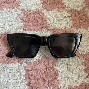 Black sunglasses o/s